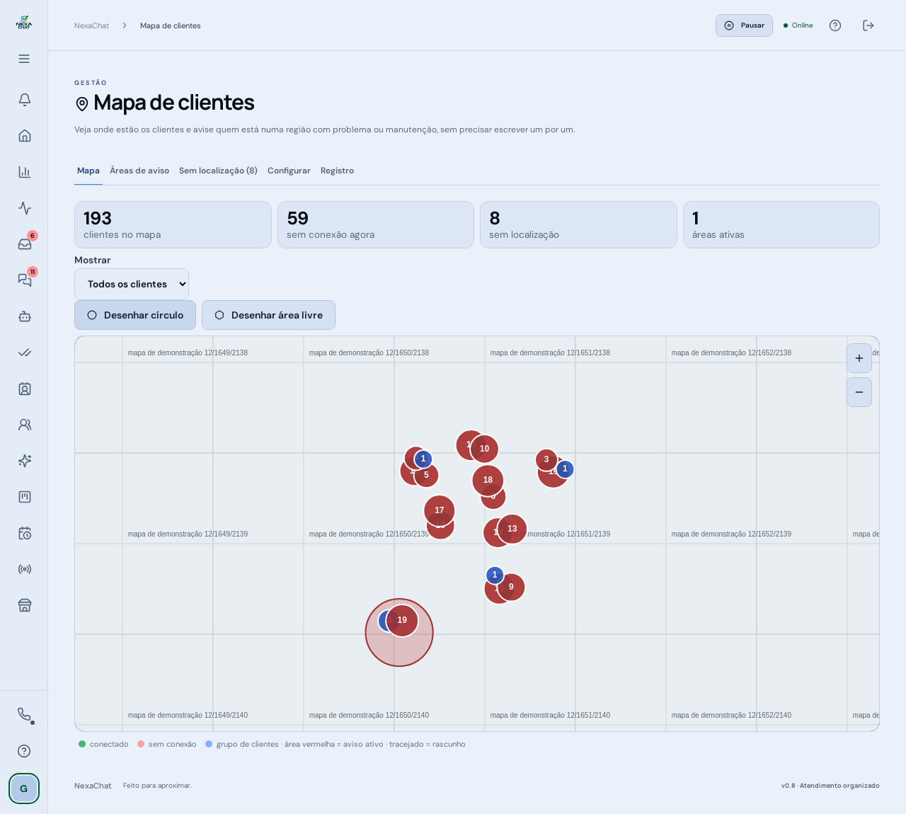 Mapa de clientes: grupos de clientes (vermelho = há clientes sem conexão), a área de aviso ativa e os totais. O mapa de fundo é de demonstração.